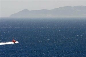 Interceptan una embarcación con ocho inmigrantes en aguas del Estrecho