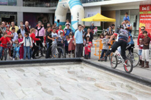 Pedalea por tu salud" llega a la Plaza de Andalucía