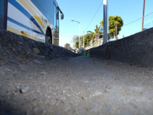 Pasos de cebra convertidos en barreras arquitectónicas