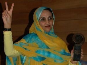 Aminetu Haidar vuelve a El Aaiún tras 32 días de huelga de hambre