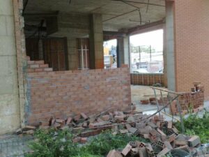 Herido un albañil al derribarse un muro de ladrillos a causa del viento