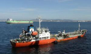 Un buque-tanque vara en la Bahía y se activa un operativo de rescate desde Algeciras