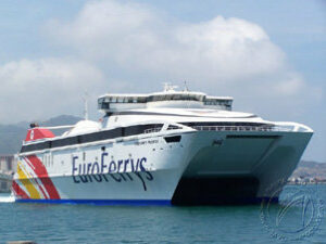 Hallan a cinco inmigrantes que trataban de ocultarse en motores de un barco