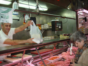 Sergio Pelayo informa a los comerciantes del mercado Ingeniero Torroja sobre el nuevo reglamento