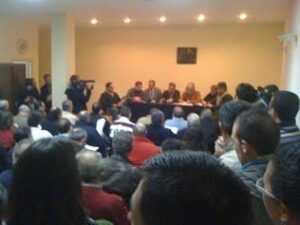 La asamblea de Farolillo tensa y muy numerosa descarta reducir los días de Feria
