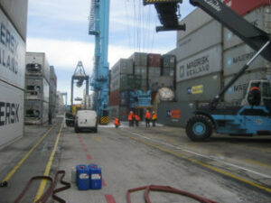 Labores preventivas en un contenedor con mercancía peligrosa en el Puerto de Algeciras