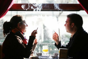 Los hosteleros dicen que el veto total al tabaco supondrá la "ruina" del sector