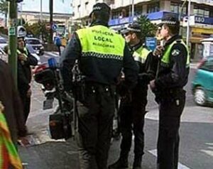 Un joven resulta herido tras ser agredido con una pala de obra en la calle ancha