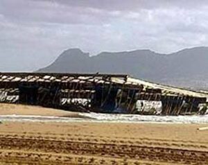 Retiran una de las dos bateas mejilloneras varadas en la playa de Getares