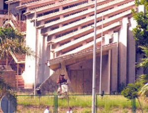 Un centenar de padres protesta por el abandono de la Escuela de Artes