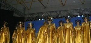 El sol brilla en una noche de coplas, "que se muera de celos la Luna"