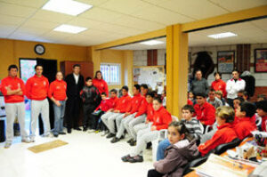 Alumnos de la Escuela Municipal de Tauromaquia reciben material de torear y didáctico