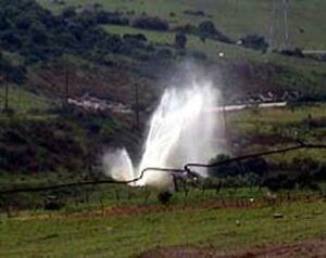 Rotura de una tubería de agua no tratada en la carretera de Botafuegos