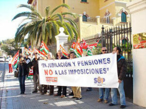 CCOO "desborda" las expectativas y reúne a 500 personas para manifestarse en Cádiz