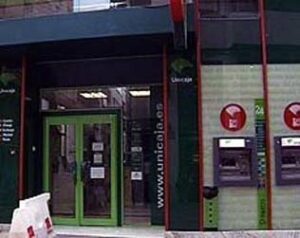 Atraca la sucursal de Unicaja de la calle Ancha a punta de pistola en Algeciras y se lleva unos 1.800 euros