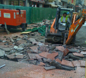 La calle Ancha se retrasa por falta de losetas