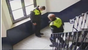 Telecinco se hace eco de las "reverencias" al paso de sus jefes de la Policía Local