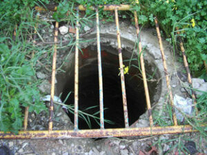 El PP denuncia la situación de una arqueta en la Calle Mónaco