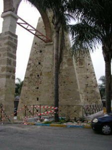 El PP denuncia el estado de los aledaños a los Arcos de la Bajadilla