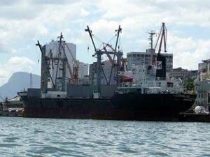 Un buque cargado de fosfato sufre una explosión con incendio en el Estrecho