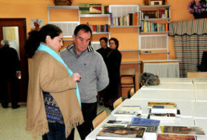 La Fundación de Cultura entrega libros a la Asociación de Pensionistas La Unión"