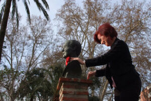 Un grupo de niños y niñas conmemoran el Día Mundial del Teatro