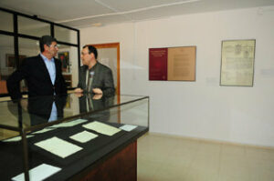 Herrera visitó la exposición Documentos de Identidad del siglo XIX"