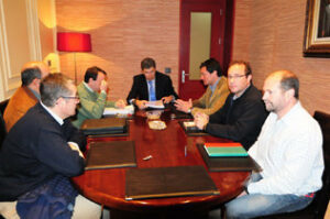 El alcalde presenta el presupuesto municipal 2010 a los sindicatos.