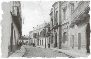 Visitando la Algeciras de los siglos XIX y el XX con los alumnos del Aula de Mayores de la UCA.