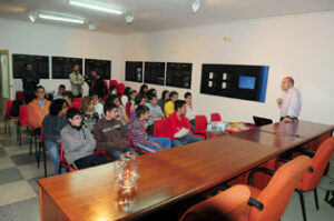 Alumnos del IES "Kursaal" se acercan al mundo de la ilustración de la mano del dibujante Enrique Díaz