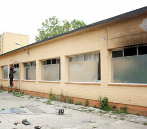 El Ayuntamiento tapia las puertas y ventanas del Virgen de la Esperanza para evitar actos vandálicos