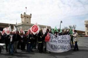 Cerca de 700 bomberos de Andalucía se manifiestan en Cádiz