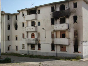 La AAVV Puerto Blanco pide la inmediata demolición del edificio