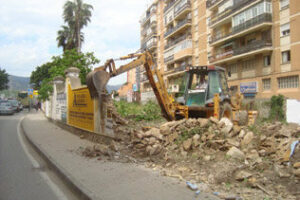 Empiezan a demoler el antiguo muro de Renfe