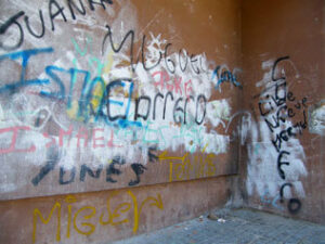 La AAVV Verde y Blanca lamenta la actitud incívica de algunos jóvenes con pintadas en las paredes.