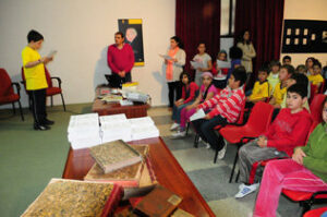 Alumnos del CEIP Mediterráneo" conocen la biblioteca central con motivo del Día del Libro