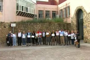 Concentración a las puertas del centro de salud de la Bajadilla en protesta por las agresiones que sufren los trabajadores sanitarios