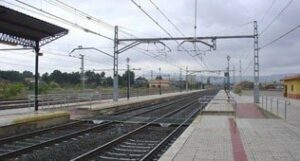 Adif mejorará la seguridad de los pasos entre andenes en 46 estaciones de Andalucía