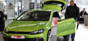 La venta de coches sube un 40% en abril, pero el sector se queja