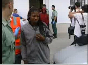 Rescatados 49 inmigrantes que viajaban en una patera a la deriva en aguas del Estrecho