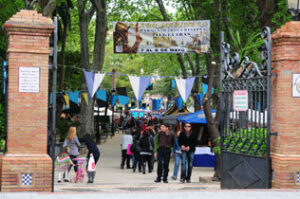 Gran afluencia de público en la primera jornada del mercadillo marinero del María Cristina