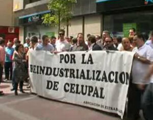 El colectivo de ex trabajadores de Torraspapel ha decidido continuar con las concentraciones ante la Subdelegación de la Junta en la Comarca