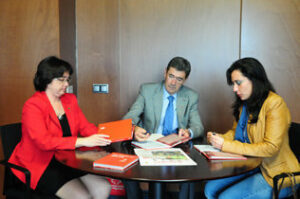 La presidenta de la Mancomunidad recibe el Plan Estratégico Algeciras 2015