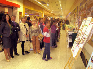 Alumnos del Torre Almirante exponen sus trabajos del curso en el Centro Comercial Bahía de Algeciras