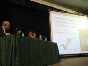 Isabel Beneroso presenta su obra "El Libro Mágico y sus tres leyendas" en el instituto Isla Verde