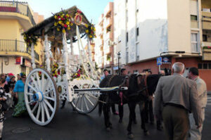 La hermandad del Rocío recorrió la ciudad antes de partir hacia la aldea almonteña
