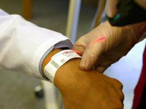 El hospital Punta de Europa implanta un nuevo sistema de identificación para sus pacientes