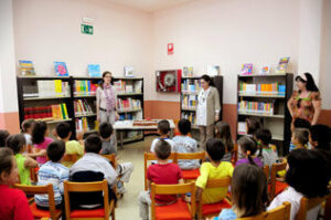 Niños y niñas de Educación Infantil se acercan al mundo de la lectura en la biblioteca del Saladillo