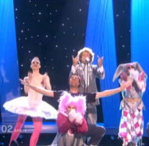 Un espontáneo irrumpe en plena actuación de la canción española en el festival de Eurovisión