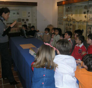 Jóvenes alumnos exponen sus trabajos y dibujos en el Museo Municipal
